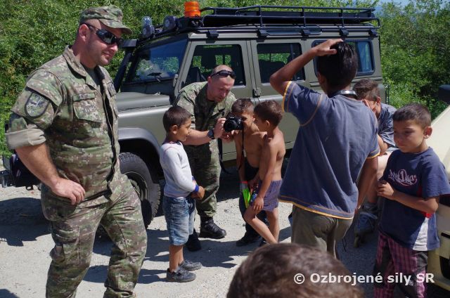 Slovenskí a českí vojaci rozdávali v martinských Bambuskách humanitnú pomoc